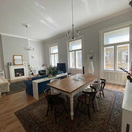 Urban Haven - 3 Beds, 3 Baths, Free Parking, Near Central Market ブダペスト エクステリア 写真