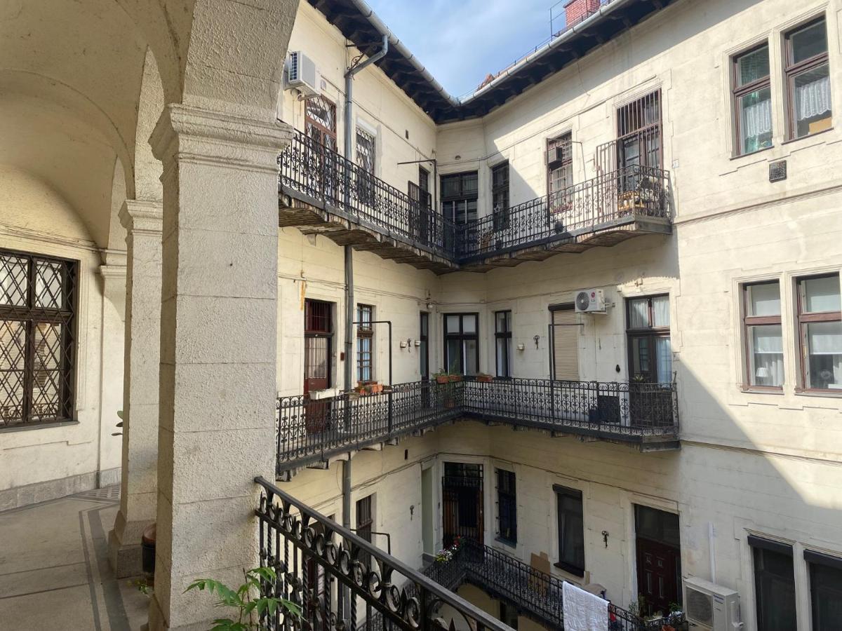 Urban Haven - 3 Beds, 3 Baths, Free Parking, Near Central Market ブダペスト エクステリア 写真