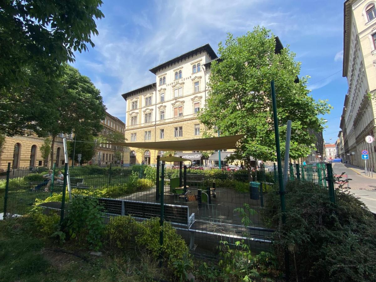 Urban Haven - 3 Beds, 3 Baths, Free Parking, Near Central Market ブダペスト エクステリア 写真