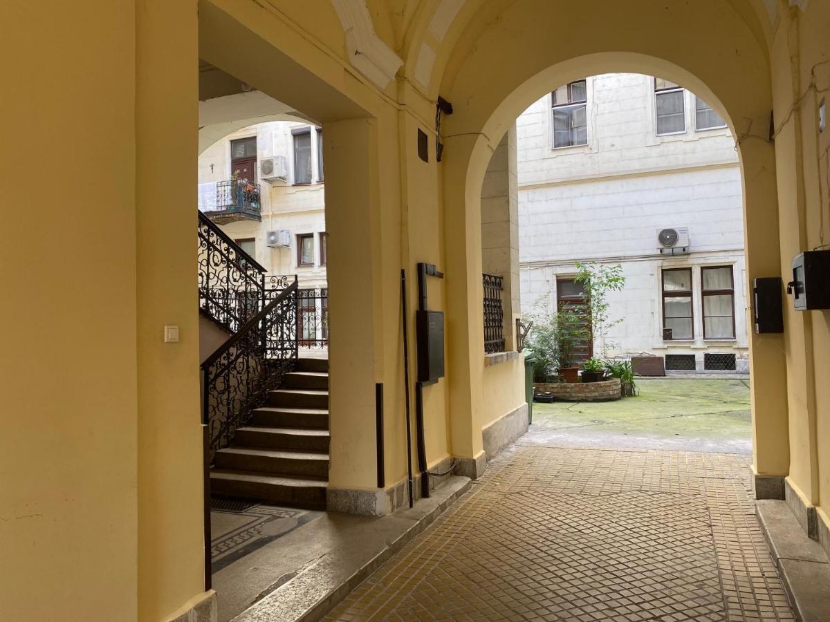 Urban Haven - 3 Beds, 3 Baths, Free Parking, Near Central Market ブダペスト エクステリア 写真