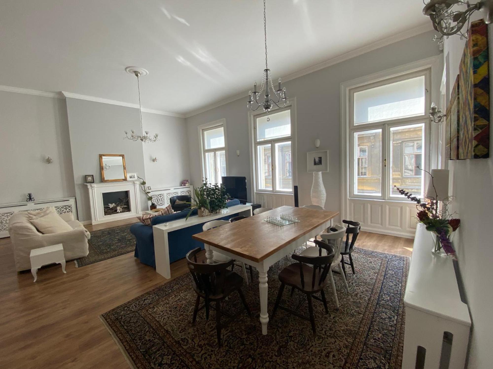 Urban Haven - 3 Beds, 3 Baths, Free Parking, Near Central Market ブダペスト エクステリア 写真