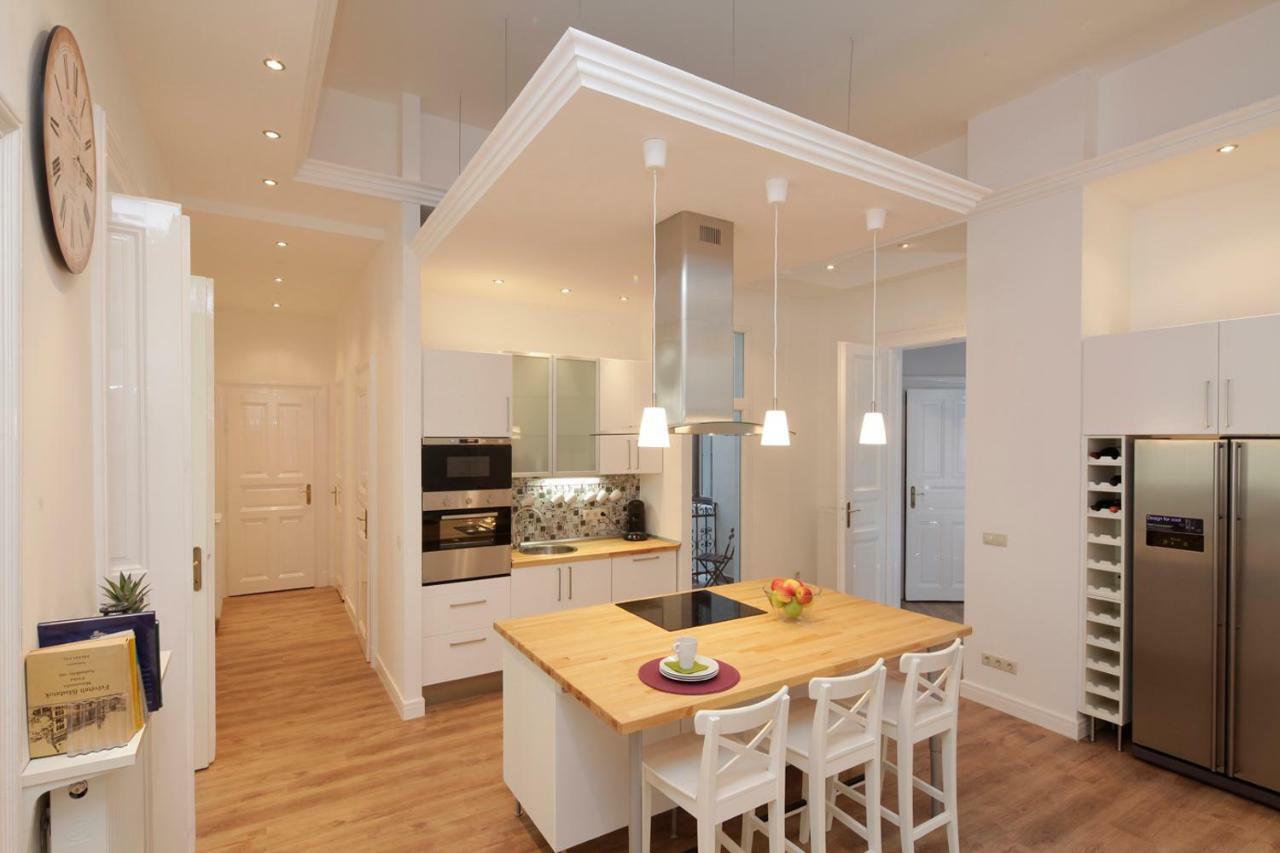 Urban Haven - 3 Beds, 3 Baths, Free Parking, Near Central Market ブダペスト エクステリア 写真