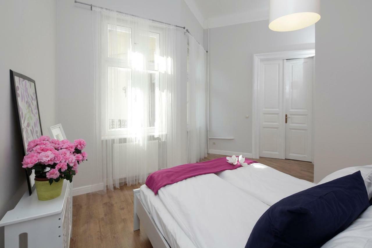 Urban Haven - 3 Beds, 3 Baths, Free Parking, Near Central Market ブダペスト エクステリア 写真