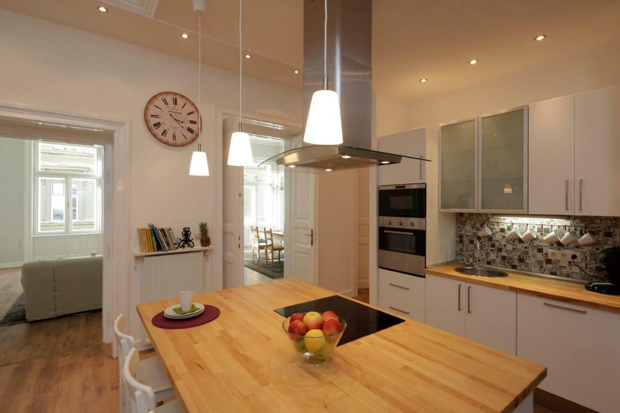 Urban Haven - 3 Beds, 3 Baths, Free Parking, Near Central Market ブダペスト エクステリア 写真