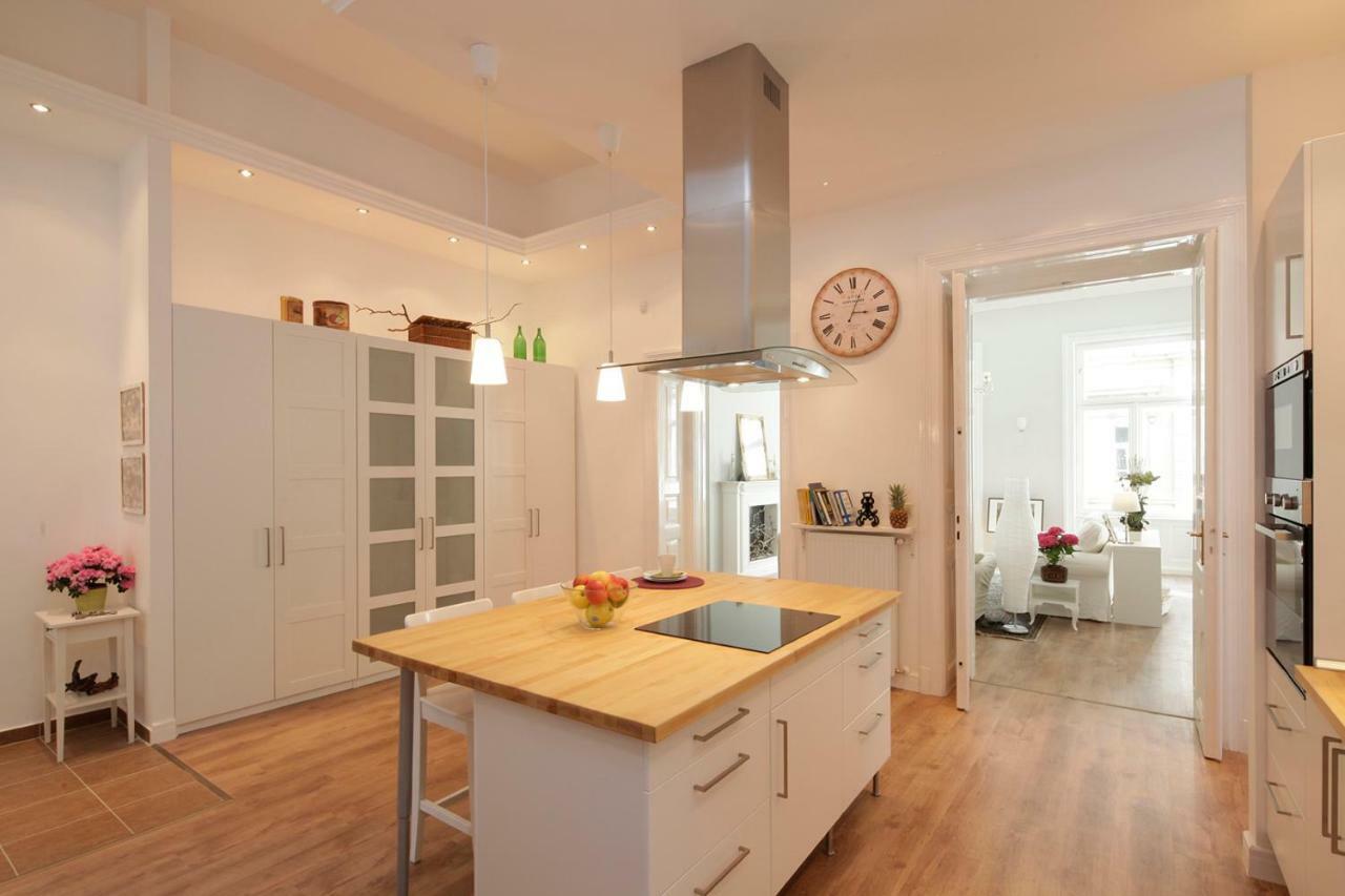 Urban Haven - 3 Beds, 3 Baths, Free Parking, Near Central Market ブダペスト エクステリア 写真