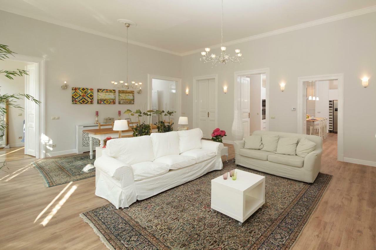 Urban Haven - 3 Beds, 3 Baths, Free Parking, Near Central Market ブダペスト エクステリア 写真