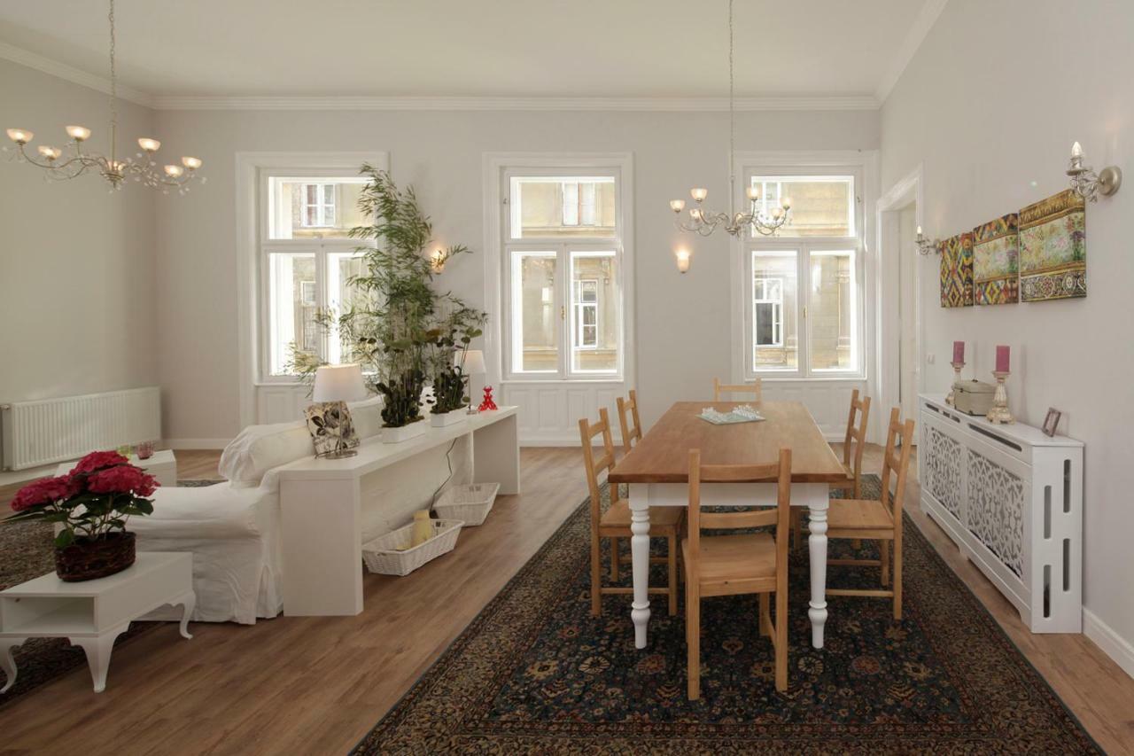 Urban Haven - 3 Beds, 3 Baths, Free Parking, Near Central Market ブダペスト エクステリア 写真