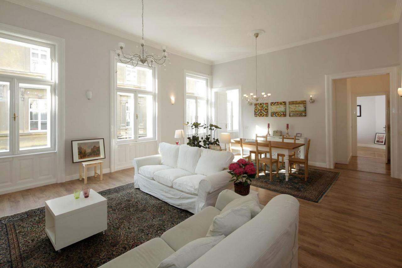 Urban Haven - 3 Beds, 3 Baths, Free Parking, Near Central Market ブダペスト エクステリア 写真
