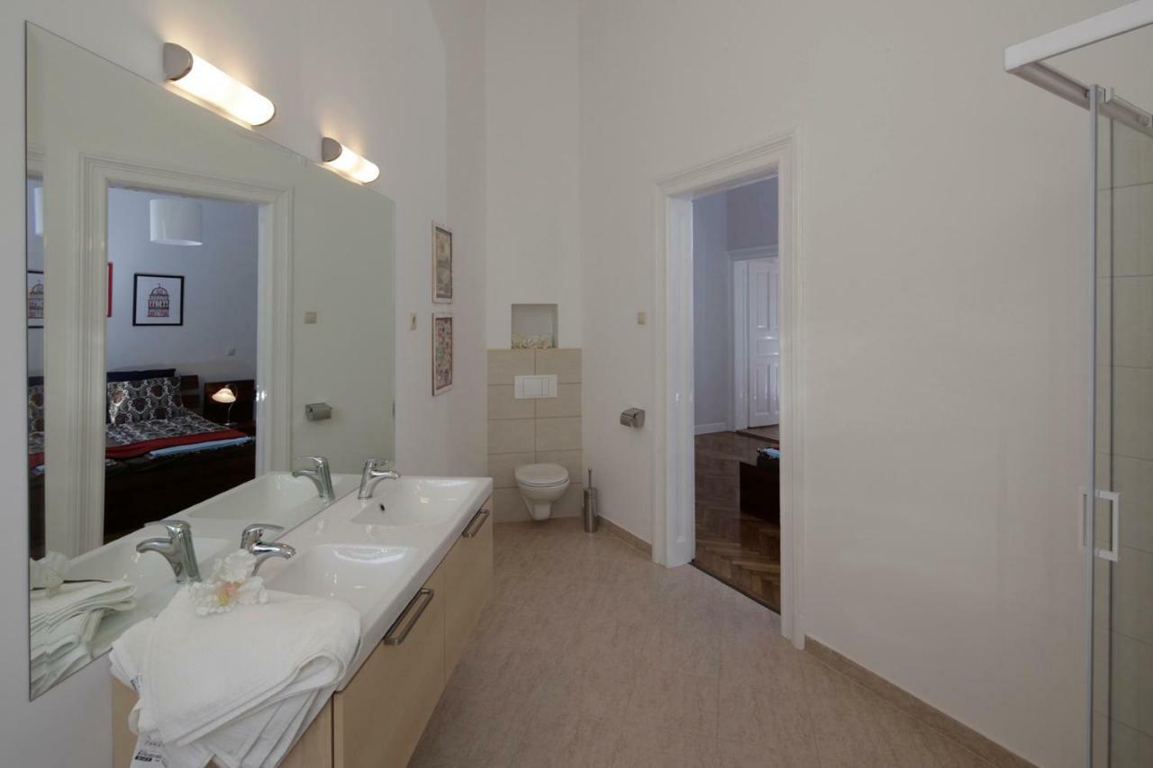Urban Haven - 3 Beds, 3 Baths, Free Parking, Near Central Market ブダペスト エクステリア 写真