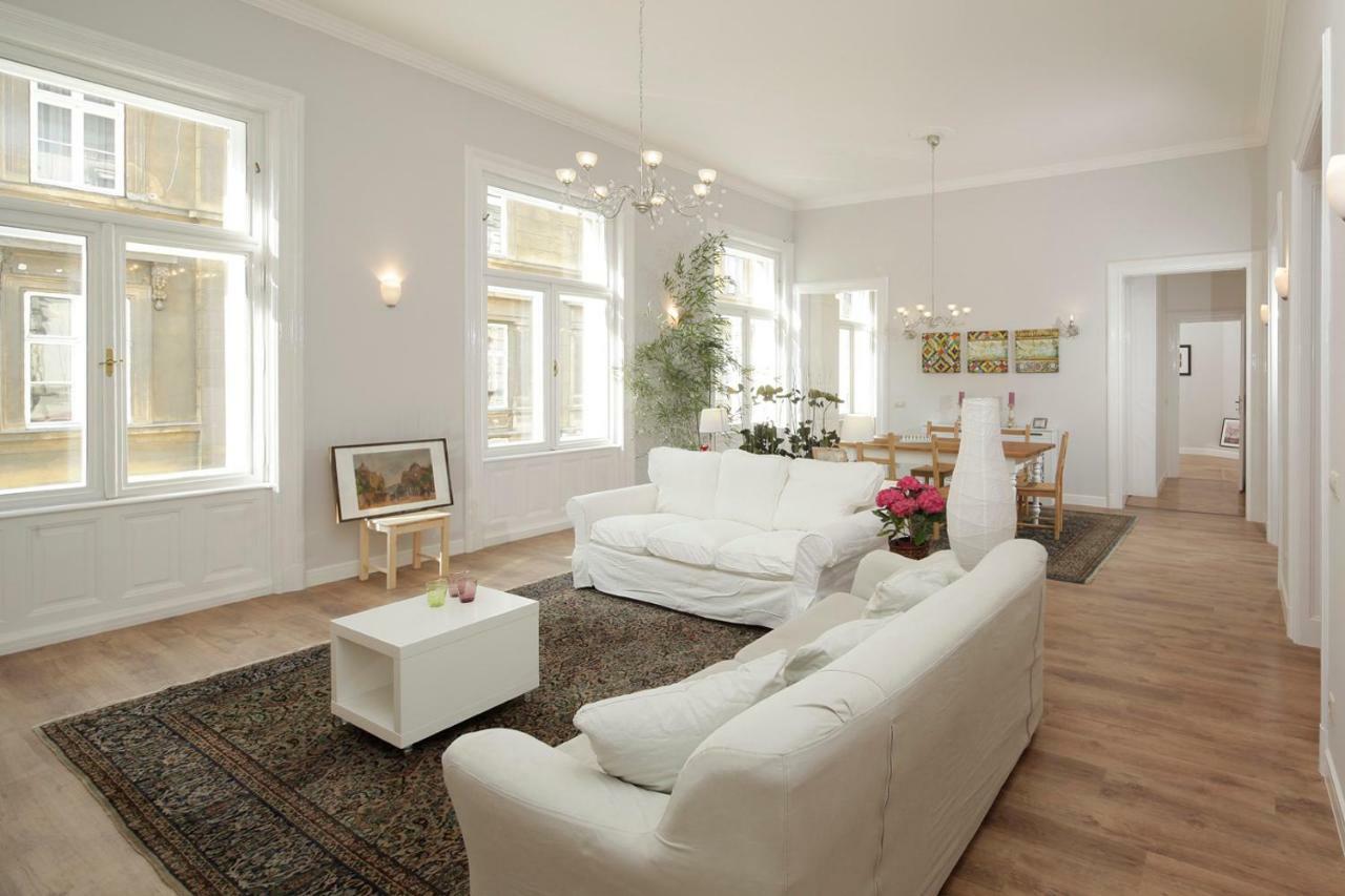 Urban Haven - 3 Beds, 3 Baths, Free Parking, Near Central Market ブダペスト エクステリア 写真