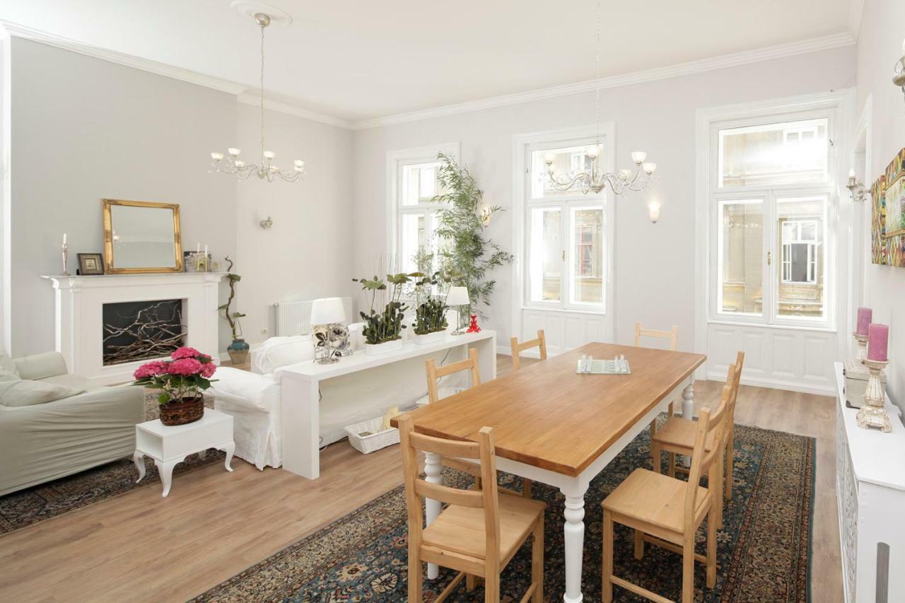 Urban Haven - 3 Beds, 3 Baths, Free Parking, Near Central Market ブダペスト エクステリア 写真